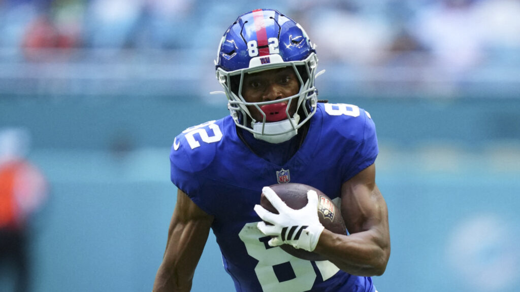 Giants' Calvin Austin reportedly carted off with 'serious knee injury' - Yardbarker