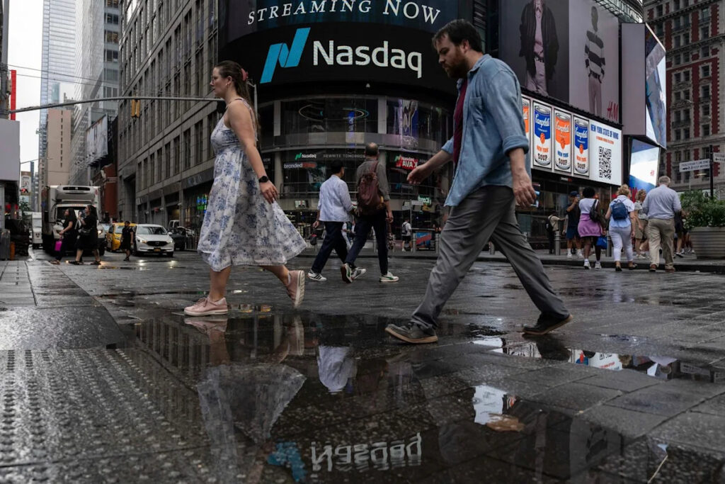Wall Street hangs near its records - Yahoo! Finance Canada