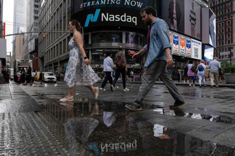Wall Street hangs near its records - Yahoo! Finance Canada