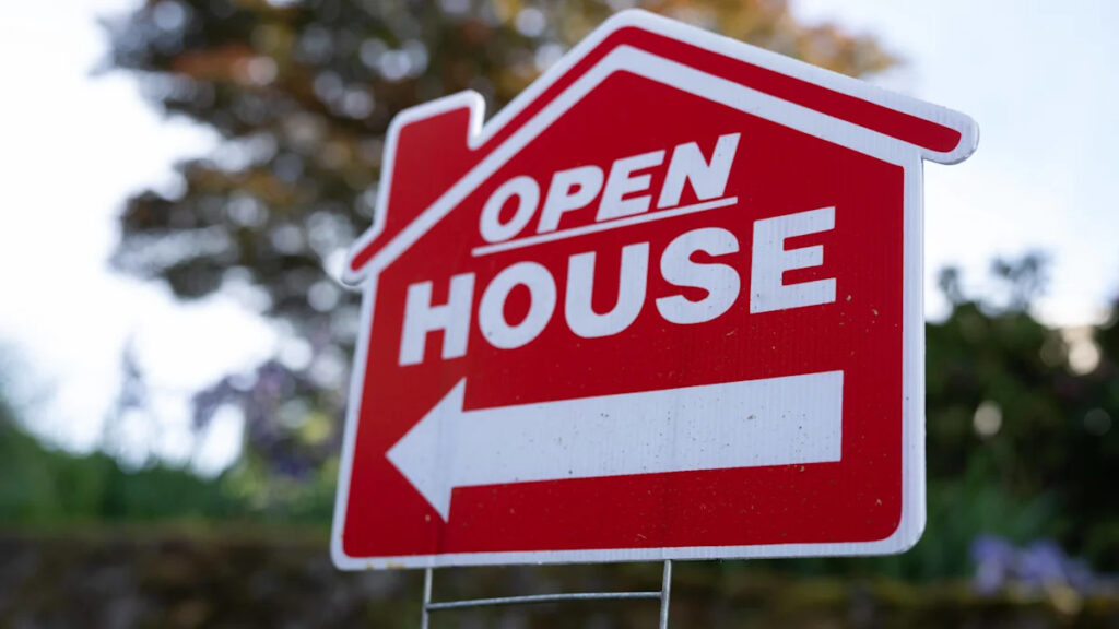 Mortgage rates stuck near 6.7% as needy movers drive housing market - Yahoo! Finance Canada