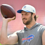 Browns vs Bills weather updates: Shedeur Sanders start delayed by lightning - Yahoo Sports UK