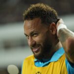 VIDEO: Dancing Neymar sparks CHAOTIC scenes as Santos star mocks rivals after Copa do Brasil victory - Goal.com