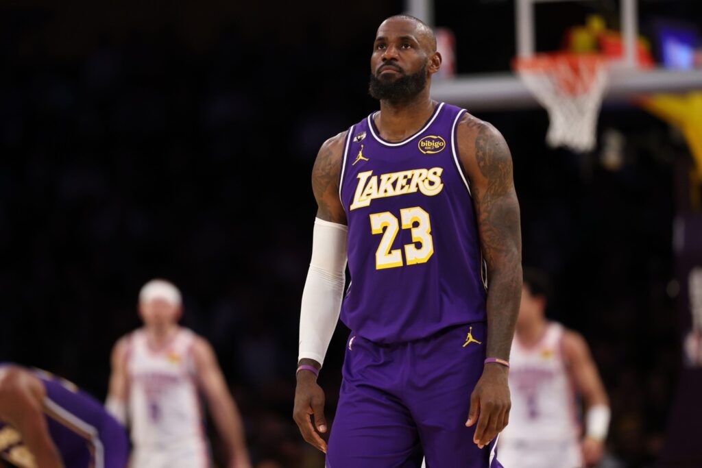 Did the sale of the Lakers change LeBron James' future? The surprising answer from Los Angeles - Blog de Basket