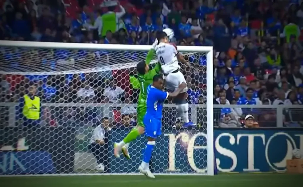 Luis Puente opens the scoring after Andrés Gudiño's mistake - El-Balad.com