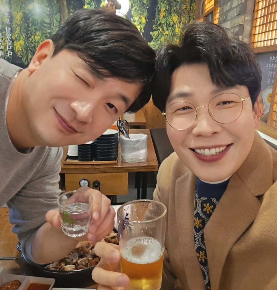 "I Wish I Had Seen You More Often. I’m Sorry, Brother"... Baek Bong-gi Pays Heartfelt Tribute to the Late Lee Yong Joo - 매일경제