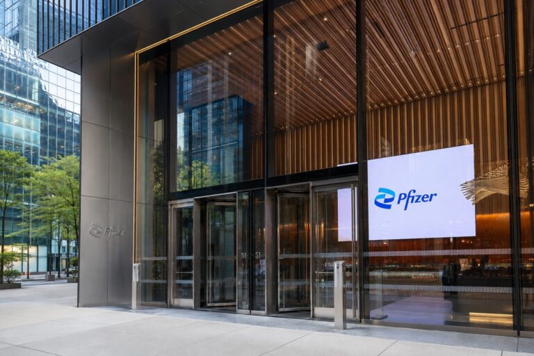 Pfizer Shares Gain 1.4% as Insider Acquisition Worth $3 Million Counters Reports of Fund Sales - TechStock²