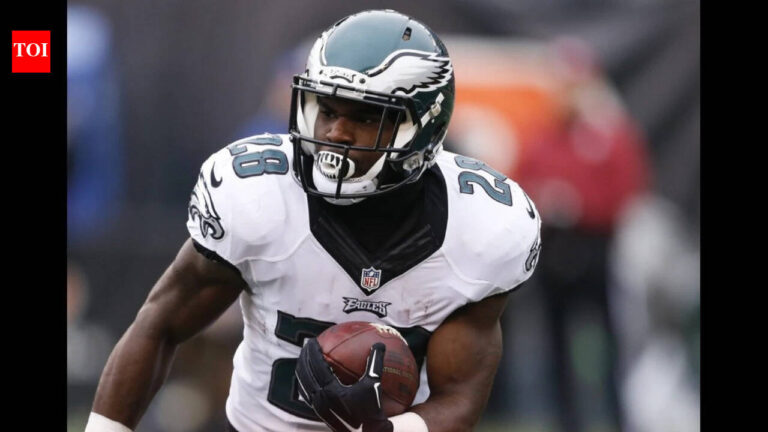 A father's race against time: Ex-NFL running back Wendell Smallwood released from prison to be with his d - The Times of India