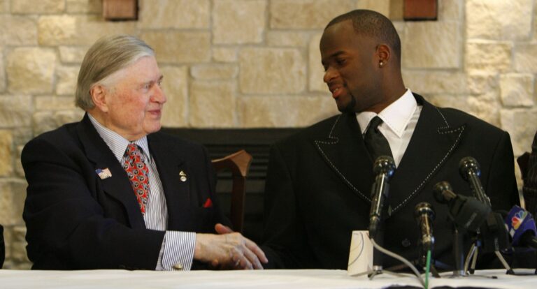 Jeff Fisher tells hilarious Bud Adams story in Netflix's Vince Young documentary - Houston Chronicle