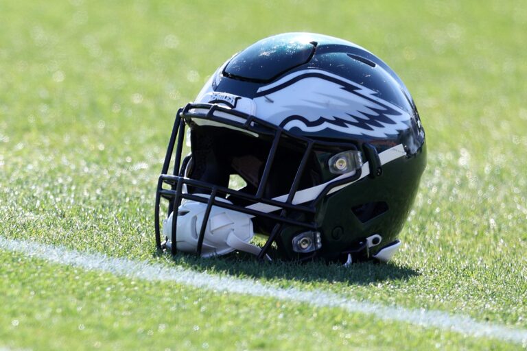 Eagles’ Running Back Gets Carted Off After Scary Injury Against Patriots - heavy.com