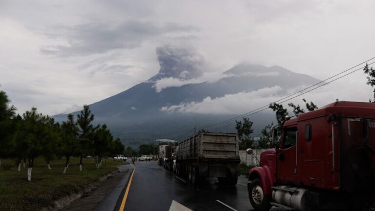 Guatemala’s Fuego volcano intensifies, prompting US security alert - Anadolu Ajansı