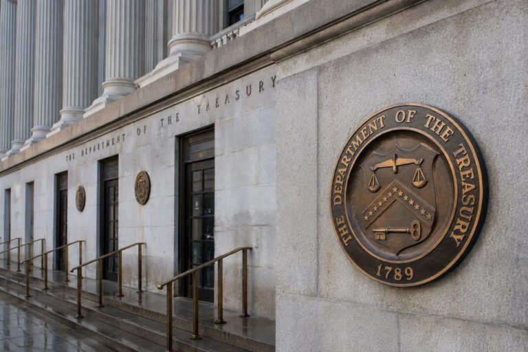 U.S. Debt Tops $40 Trillion as 20-Year Buyers Demand a 5.204% Yield - TechStock²