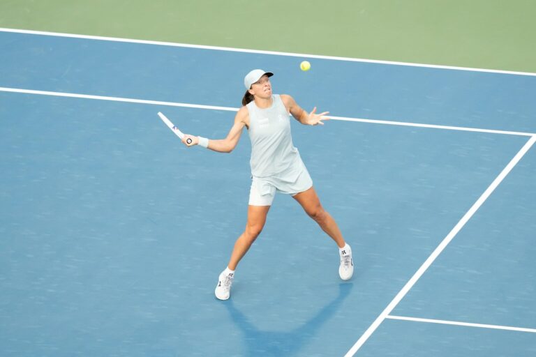 Swiatek tops Shnaider in straight sets to make NBO semifinals - battlefordsNOW