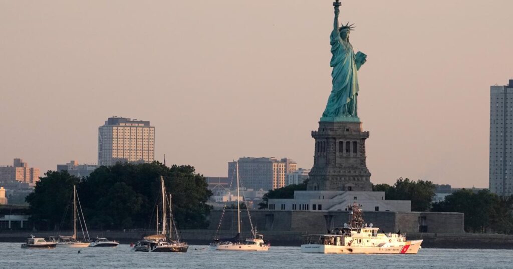 Boat capsizes in New York Harbor, killing a woman and her 5-month-old baby - Los Angeles Times