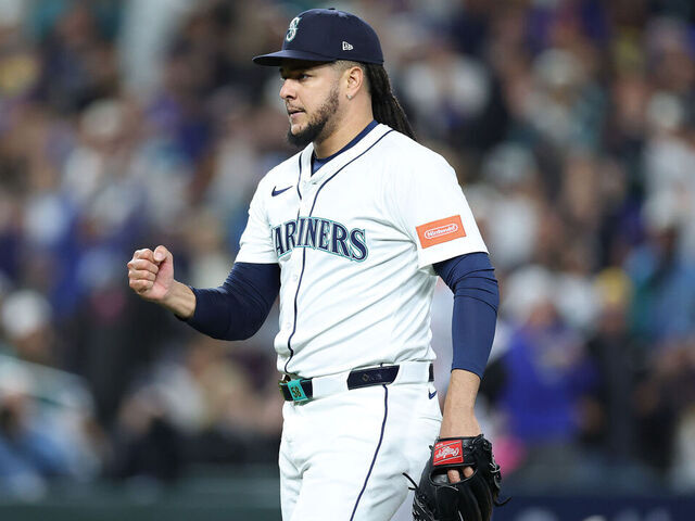 Report: White Sox land Castillo from Mariners in 4-player trade - theScore