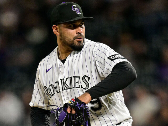 Report: Brewers add Senzatela from Rockies - theScore