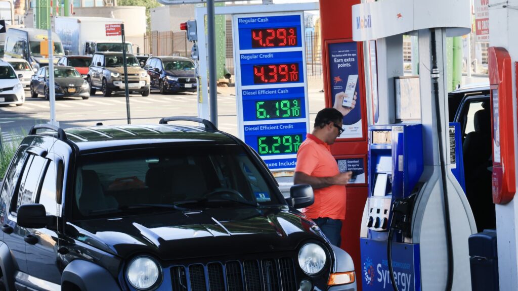 Wholesale prices rose 0.4% in August, as expected - CNBC