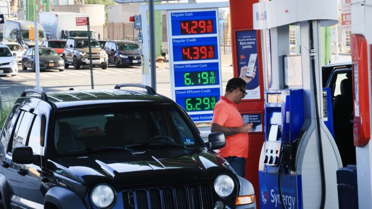 Wholesale prices rose 0.4% in August, as expected - CNBC