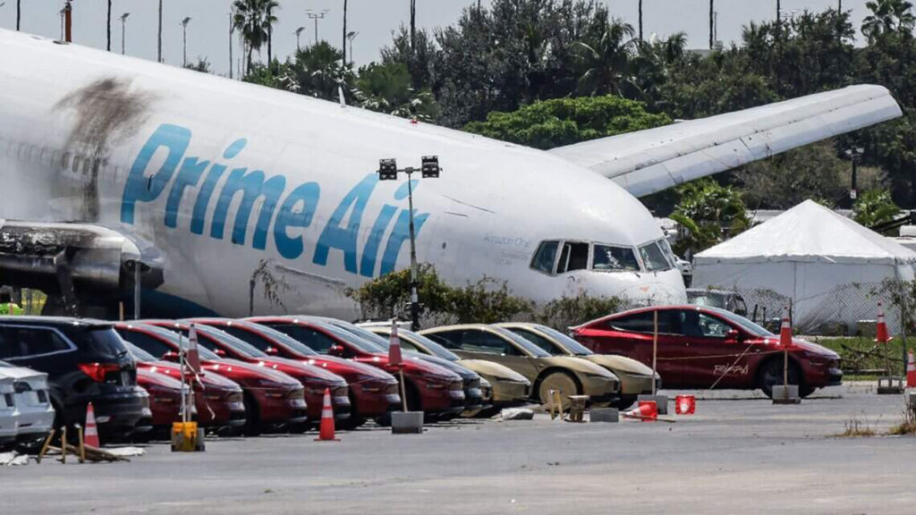 Pilot pressed on with landing despite warnings in Miami cargo crash, NTSB says - CNBC