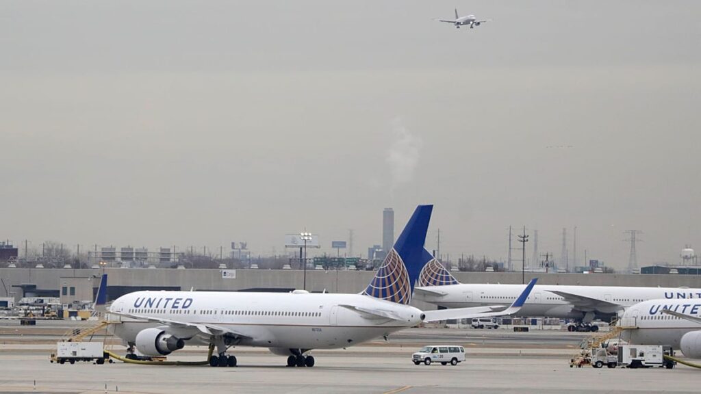 Ground stops ordered at six US airports due to 'equipment outage' - Euronews.com