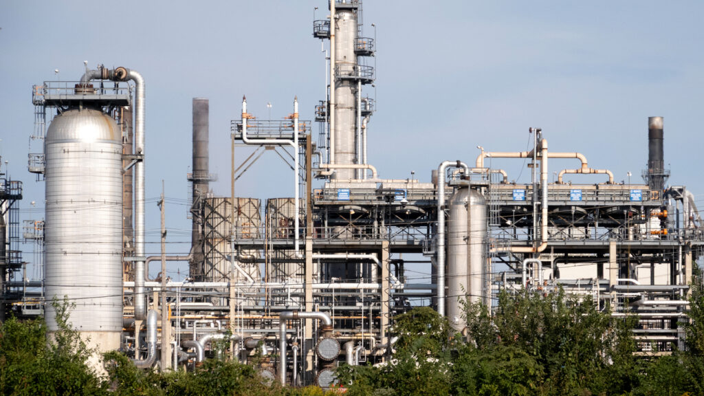 Oil prices climb over $100 per barrel as US war in Iran continues - ABC7 Bay Area