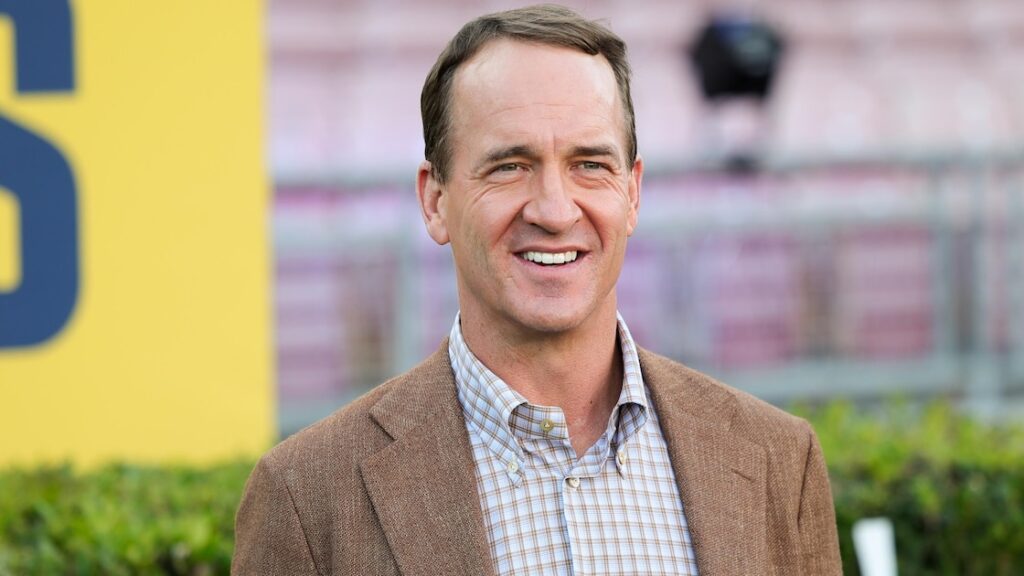 Watch Fan Win $1M and $500K for Pat Summitt Foundation with Peyton Manning, Pat McAfee on FG Kick - Bleacher Report