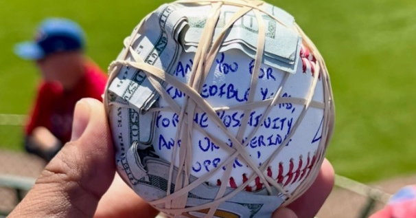 Ian Happ wraps baseball in $300, tells Wrigley bleacher fans 'Beers on me!' - CubsHQ