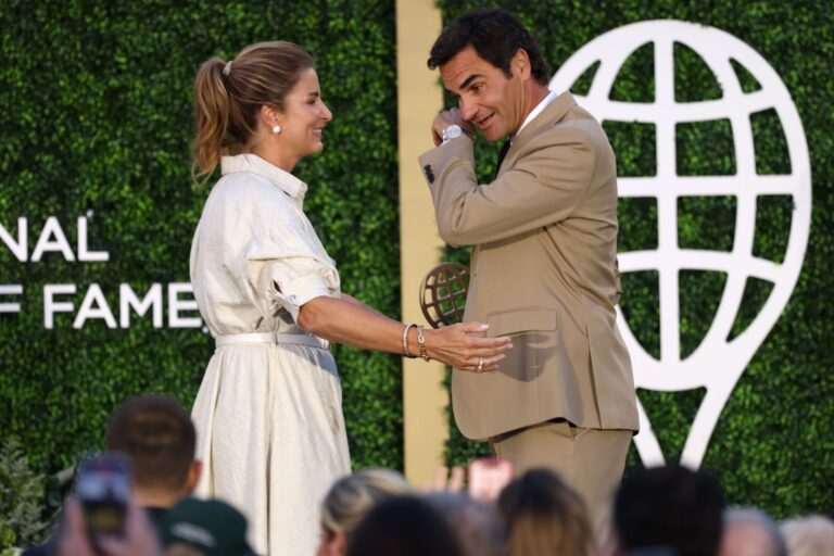 "My stylist...a wonderful mother" - Roger Federer bursts into tears during emotional message to wife Mirka at HoF induction - Sportskeeda