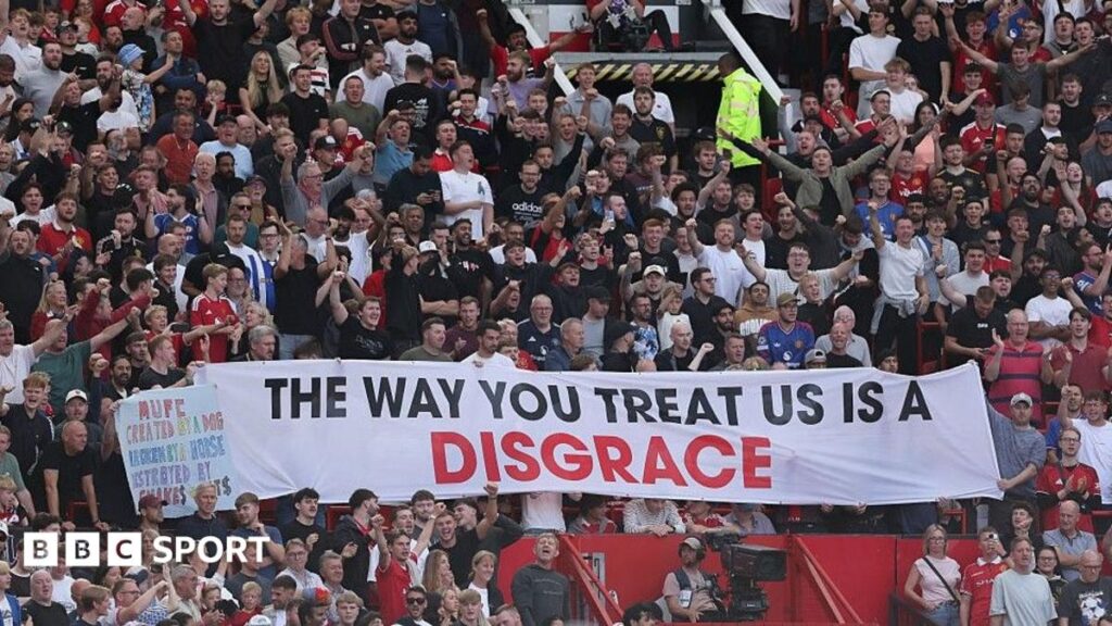 Man Utd: Thousands take part in fan protest at Old Trafford - BBC