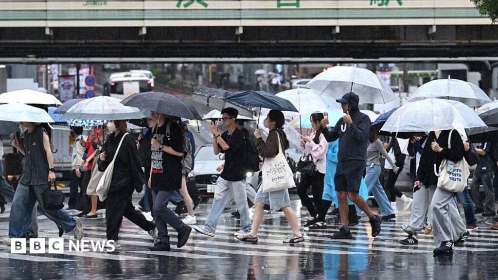 Typhoon Dujuan: Japan warns of flood and landslides as powerful typhoon approaches - BBC