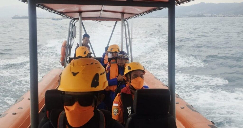 Rescuers search for 5 Indonesian photojournalists missing near Anak Krakatau volcano - thestar.com