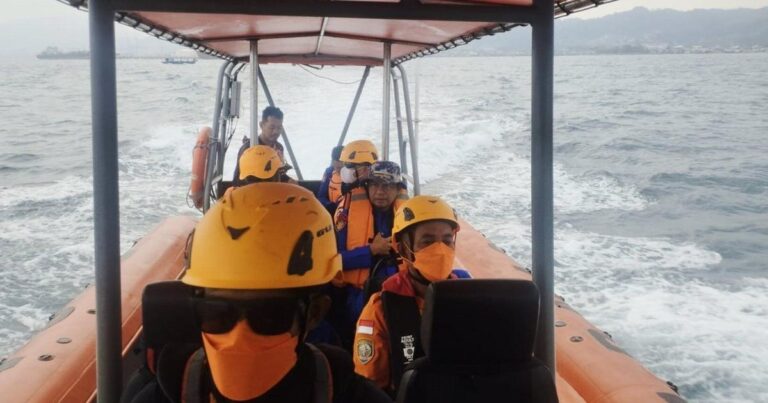 Rescuers search for 5 Indonesian photojournalists missing near Anak Krakatau volcano - thestar.com