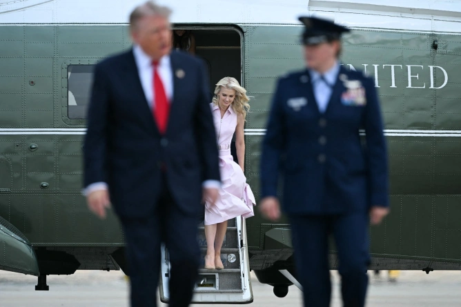 Donald Trump gave $135,000 in cash to several White House advisers, sparking controversy over the legality of the payments - Informat.ro