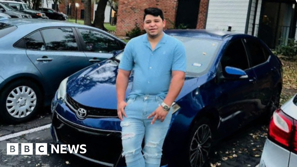 Protests as ICE agent shoots and wounds Venezuelan DoorDash driver in Texas - BBC