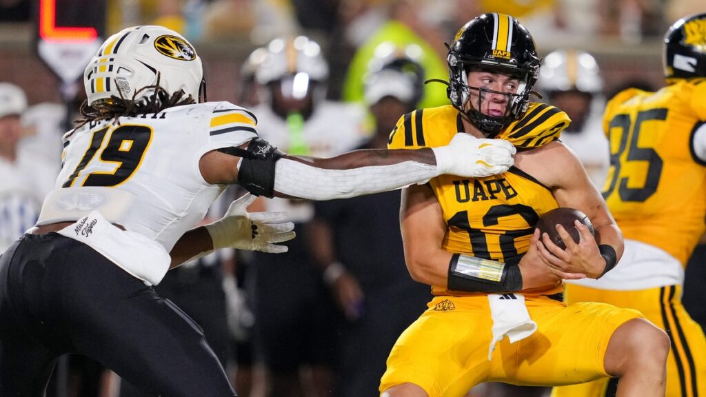Missouri football Darris Smith injury update. Standout EDGE helped off field - Columbia Daily Tribune