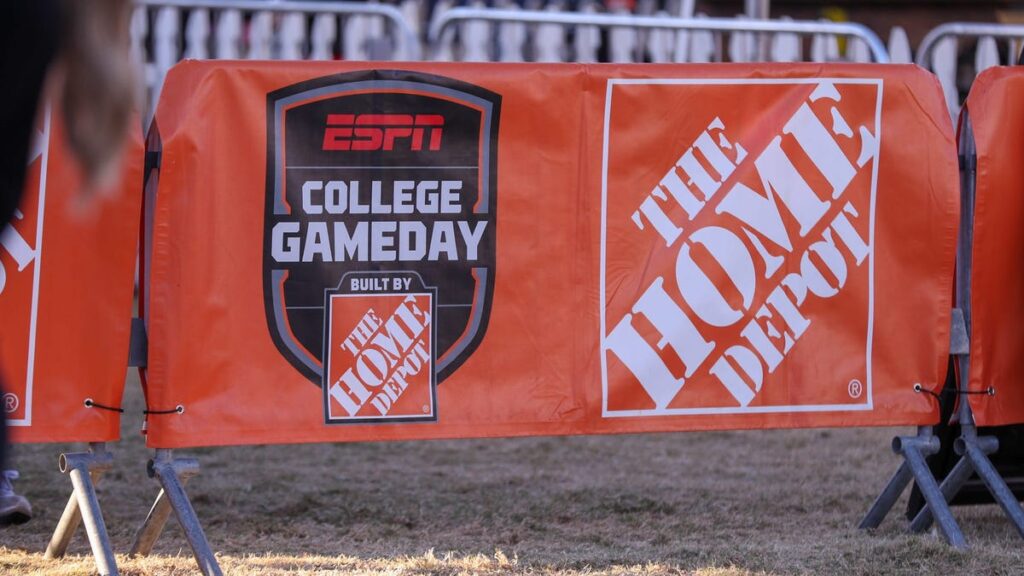 Inclement weather forces 'College GameDay' crew inside for Week 1 at LSU - USA Today