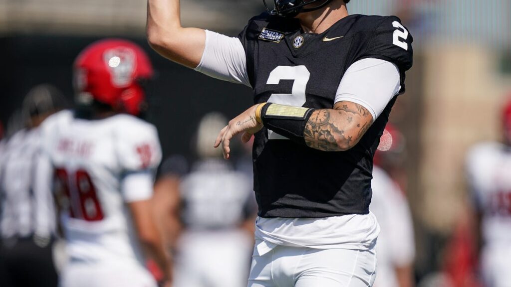 Jared Curtis fumbles, throws interception in first half of first Vanderbilt football start - The Tennessean