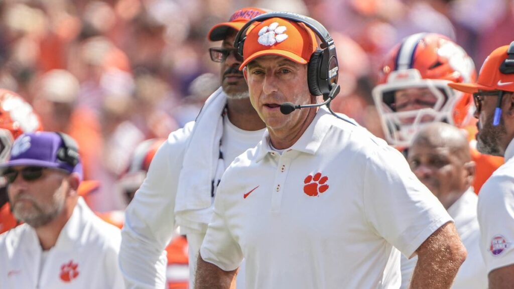 Dabo despair: Clemson fans boo Tigers off field in drab first half vs UNC - USA Today