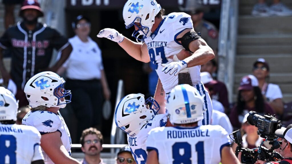 Kentucky Wildcats play Texas A&M Aggies. See photos from the game - The Courier-Journal