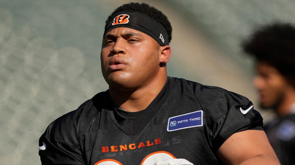 Landon Robinson Wears Navy Service Uniform to NFL Debut in Viral Video Before Bengals vs. Bucs - bleacherreport.com