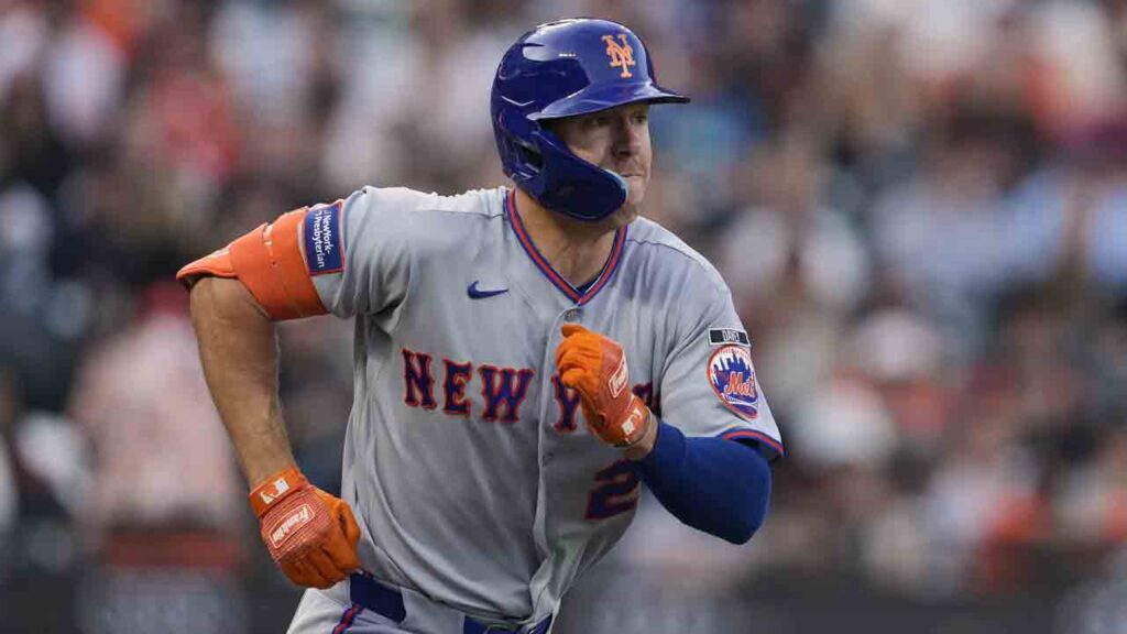 Mets' Jared Young stretchered off after collision with Nolan McLean - Sportsnet.ca