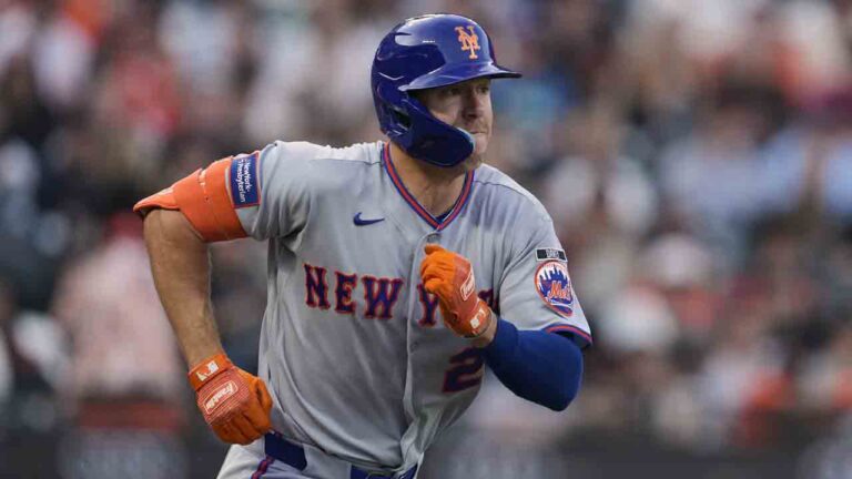 Mets' Jared Young stretchered off after collision with Nolan McLean - Sportsnet.ca