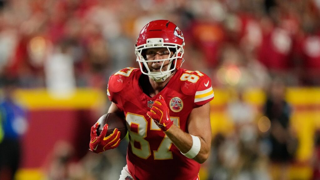 Watch Taylor Swift Show Off Wedding Ring on Video to Celebrate Travis Kelce TD During Chiefs-Colts - Bleacher Report