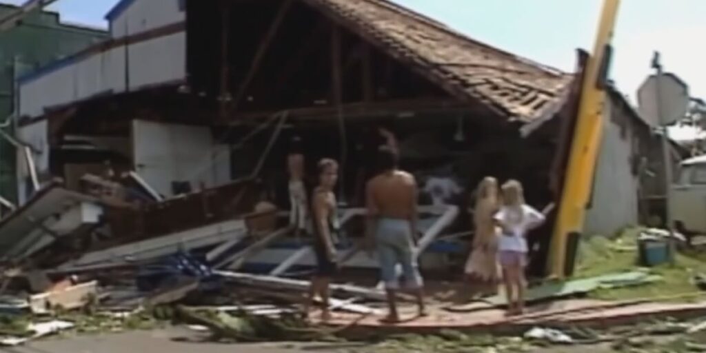 Hurricane Lowell preparations on Kauai evoke memories of Iniki - Hawaii News Now