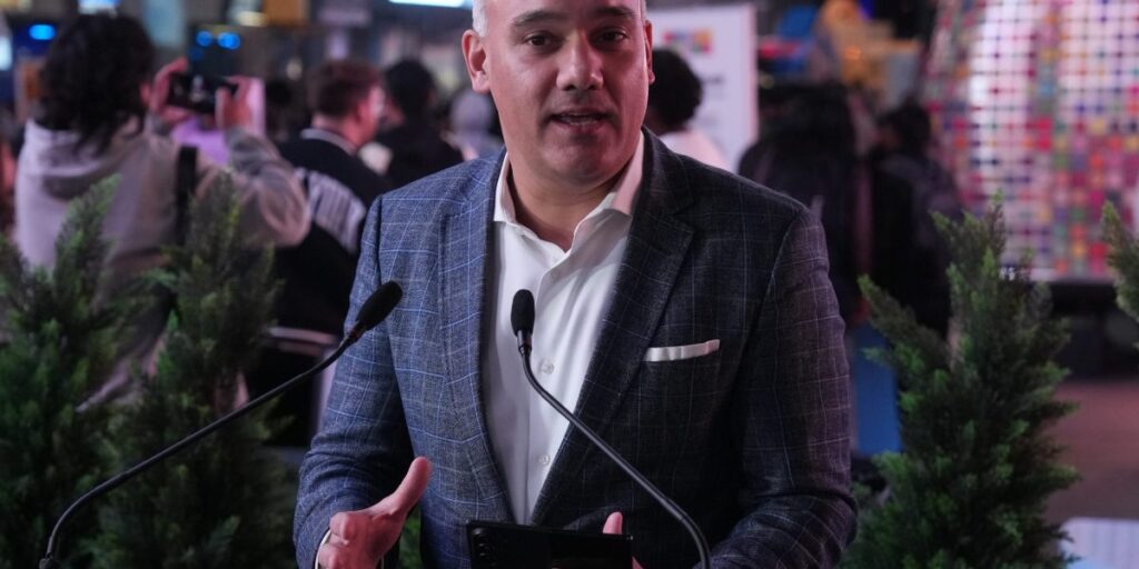 Samsung exec Dave Das says sales of latest foldable smartphones up 30% - fortune.com