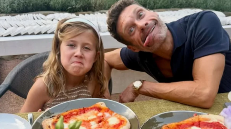 Ryan Seacrest Shares Career Insights and Triggers Pizza Crust Debate - SuaraGarut.ID