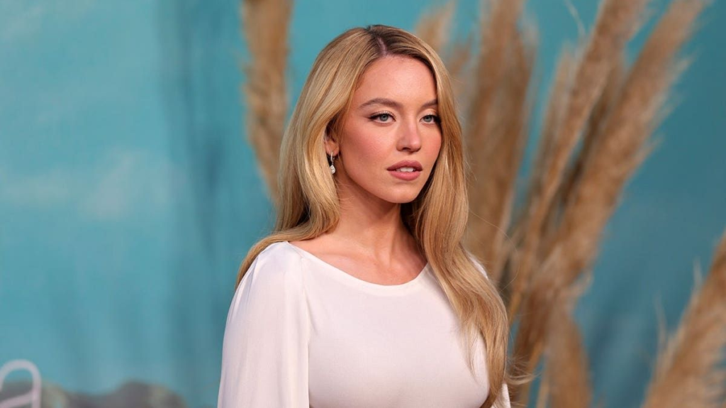 Sydney Sweeney Wears Initials Pendant in Lingerie Campaign - SuaraGarut.ID