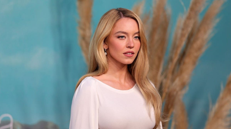 Sydney Sweeney Wears Initials Pendant in Lingerie Campaign - SuaraGarut.ID