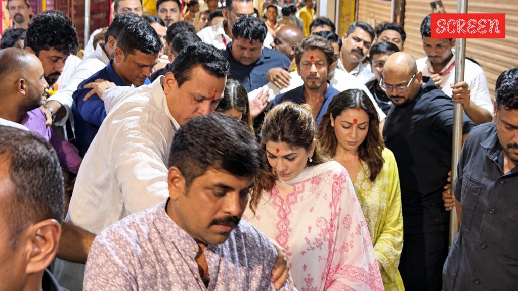 Shah Rukh Khan, Suhana Khan and Gauri Khan visit Lalbaugcha Raja, watch - The Indian Express