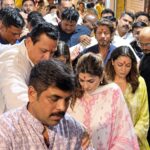 Shah Rukh Khan, Suhana Khan and Gauri Khan visit Lalbaugcha Raja, watch - The Indian Express