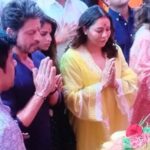 Shah Rukh Khan seeks blessings at Lalbaugcha Raja with Gauri and Suhana; fans go wild over familys ethnic look - Bollywood Hungama